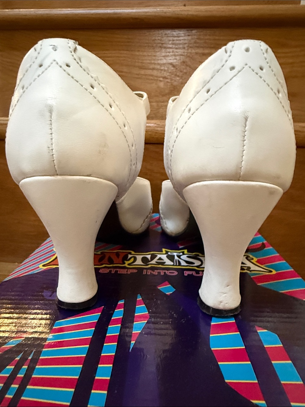 Size 6/EU 36 Funtasma white Flapper-26 pumps - Picture 3 of 6
